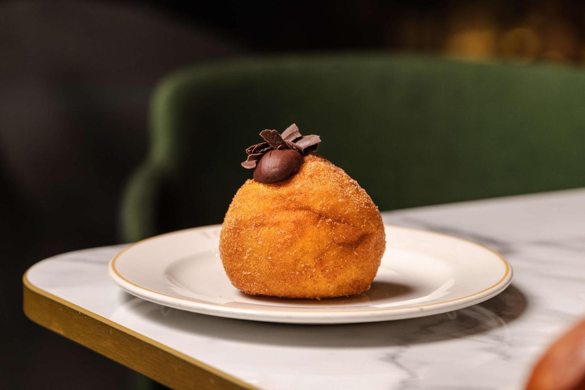 Art'Otel London Battersea Power Station, Powered By Radisson Hotels Exterior photo A chocolate-filled zeppola