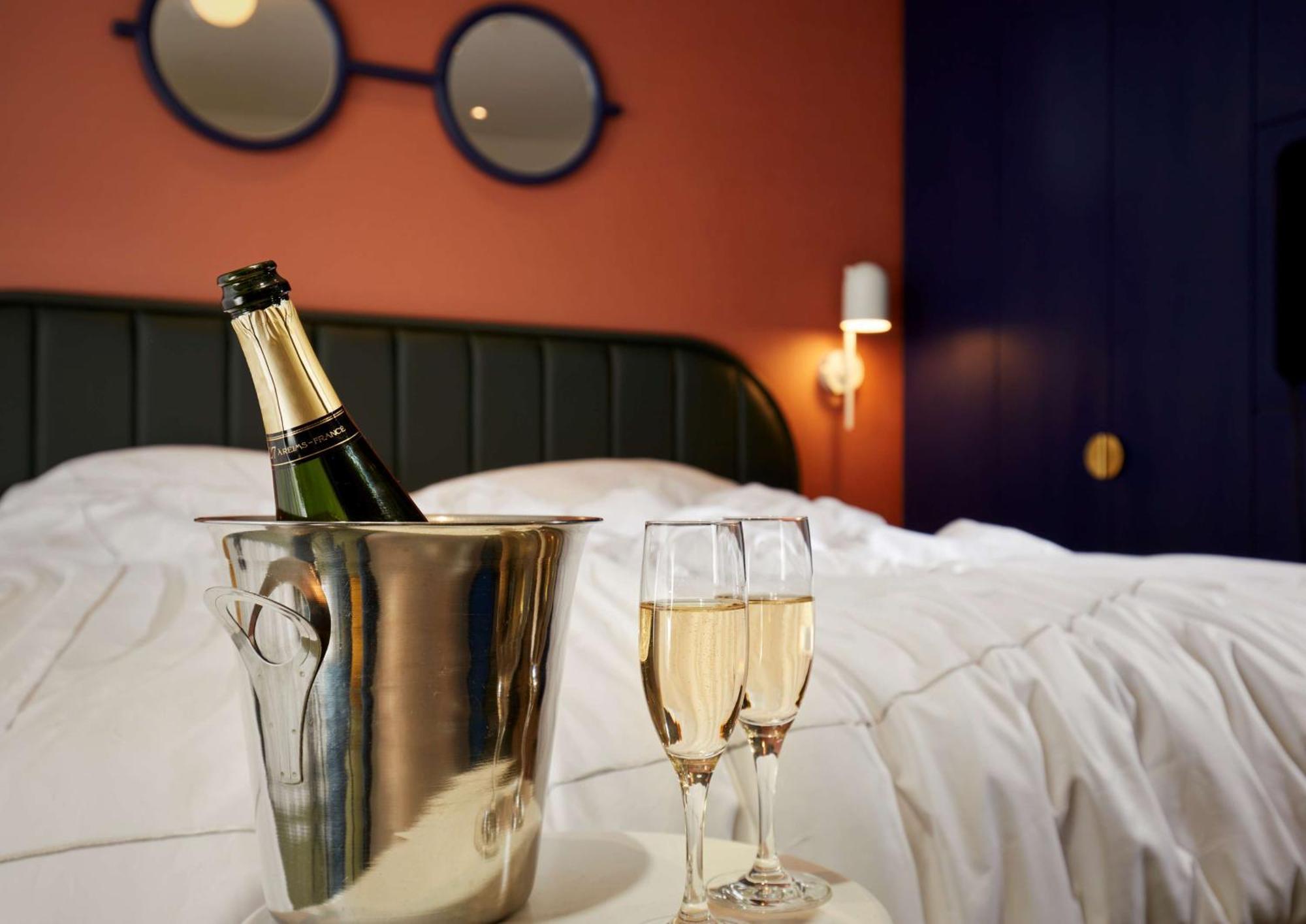 Art'Otel London Battersea Power Station, Powered By Radisson Hotels Exterior photo Champagne in a champagne bucket